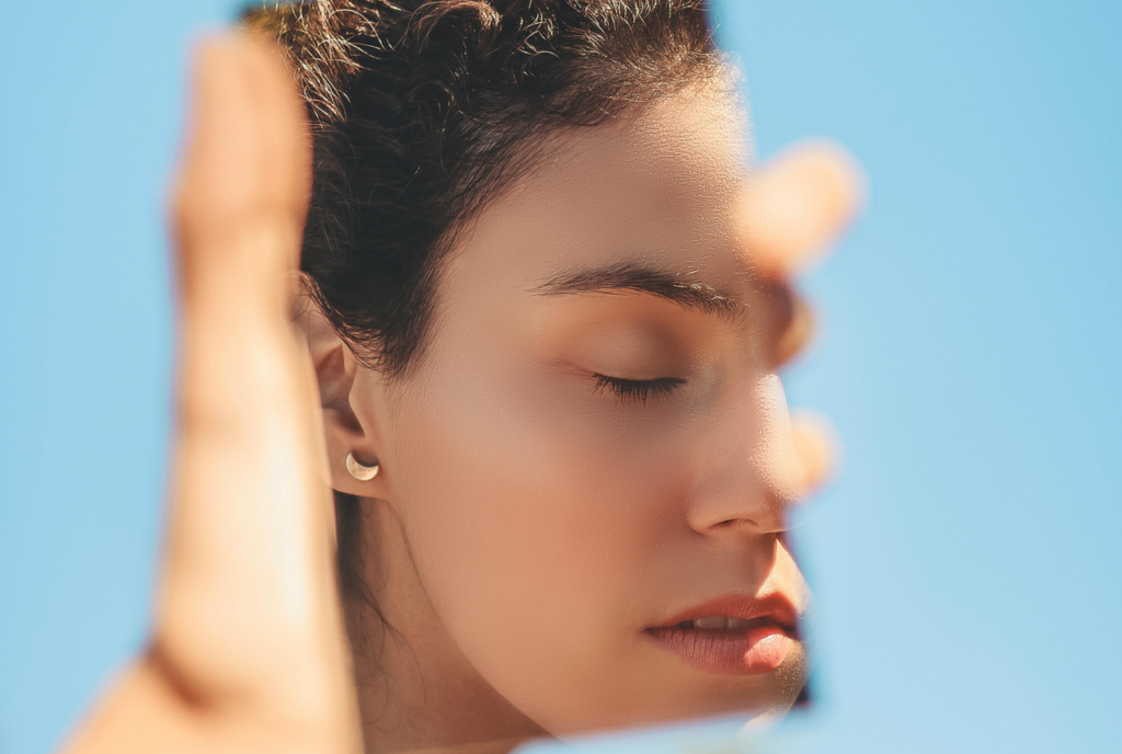 női arc kézi tülörben alacsony kép