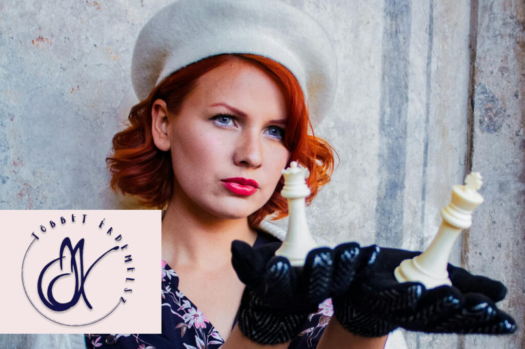 Egy nő kezében egy király és egy királynő