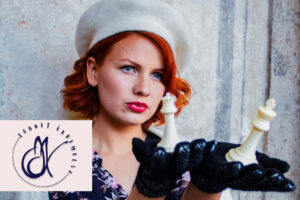 Egy nő kezében egy király és egy királynő